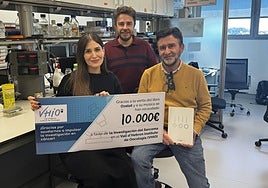 La familia de Fernando Valero, 'Ozelot', entrega la nueva donación de 10.000 euros.