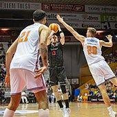 Matt Thomas, que tuvo el fin de semana de descanso, tira en un partido de la Liga Endesa.