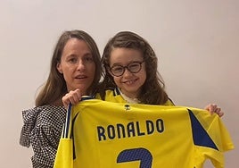 Elenita junto a su madre con una camiseta de Cristiano Ronaldo.