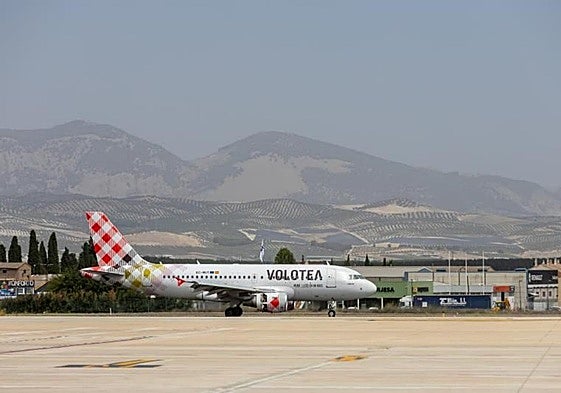 Un avión de Volotea en el aeropuerto de Granada en una imagen de archivo.
