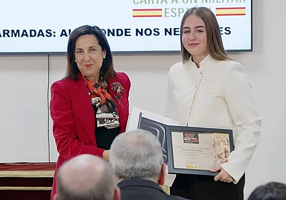 La ministra Margarita Robles entrega el galardón a Lydia Lucía Pérez.