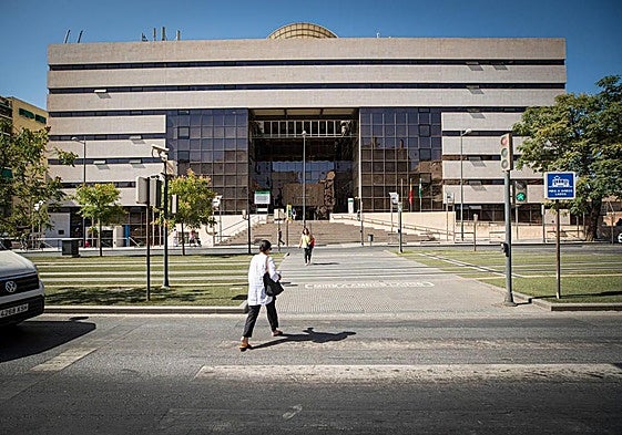 Fachada del edificio judicial de La Caleta.