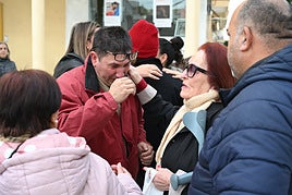 El abuelo materno de Lucas llora junto a sus familiares.
