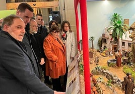 Visita al belén instalado en la Diputación.