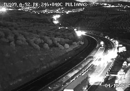 Cortes en la A-92 por el vuelco e incendio de un camión en Granada.