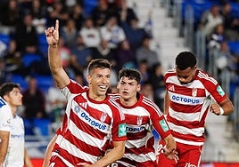 Rubén Alcaraz celebra su gol.