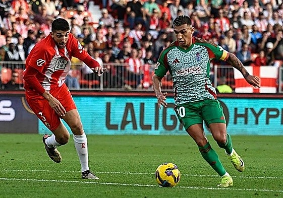 Myrto Uzuni fue capitán en la última visita del Granada al Almería y marcó.