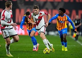 Gerard Gumbau conduce un balón contra el Valencia en Vallecas.