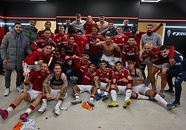 Los futbolistas del Real Murcia celebran el pase contra el Cádiz.