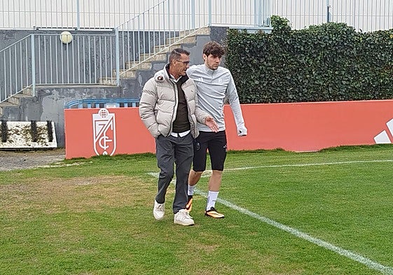 Pablo Sáenz sale a entrenar este miércoles con el apoyo del 'team manager' Paco Morales.