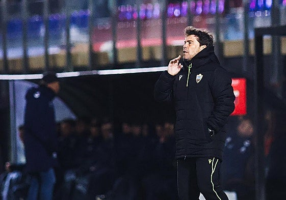 Rubi dando instrucciones desde el banquillo en la Copa