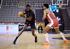 Ossi Cerdà, a la izquierda, en el partido contra el UCAM Murcia.