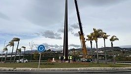 El obelisco de Motril luce en la nueva rotonda del Camino de las Ventillas tras las labores de mantenimiento