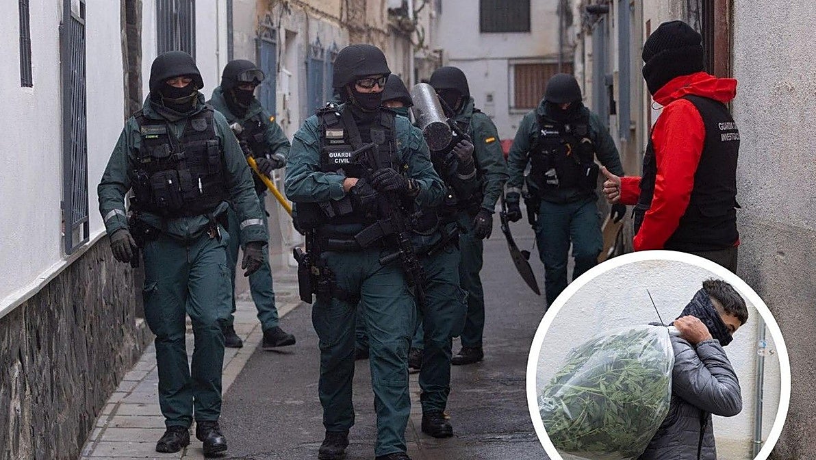 Guardia Civil después de acceder a uno de los domicilios. A la derecha, una de las bolsas con marihuana incautada.