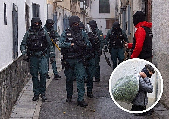 Guardia Civil después de acceder a uno de los domicilios. A la derecha, una de las bolsas con marihuana incautada.