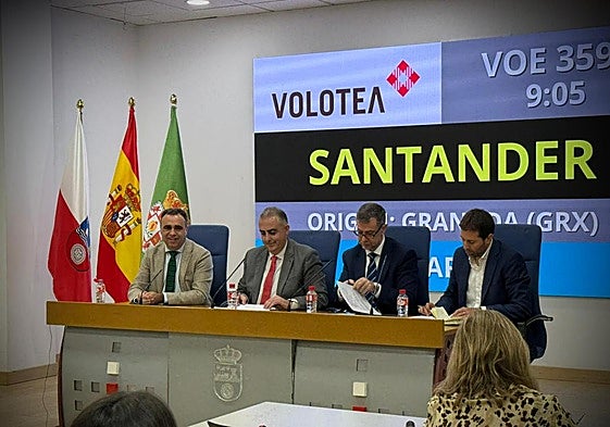 El presidente de la Diputación de Granada, Francis Rodríguez, junto a los consejeros del Gobierno de Cantabria de Fomento y Turismo, Roberto Media y Luis Martínez, junto a Gabriel Schmilovich, director de estrategia de Volotea.