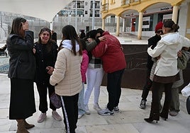 Familiares del menor lloran tras la trágica noticia en Garrucha.