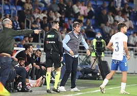 Pacheta da indicaciones desde su área técnica.