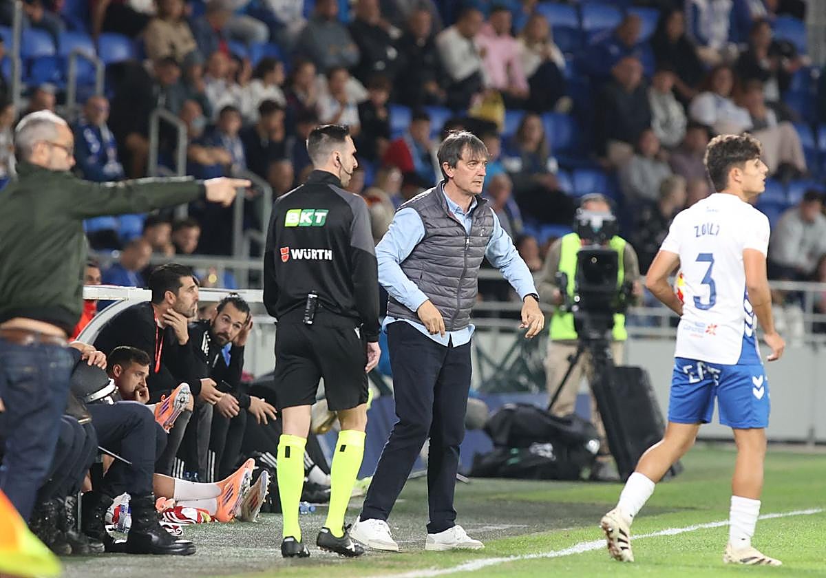 Pacheta da indicaciones desde su área técnica.