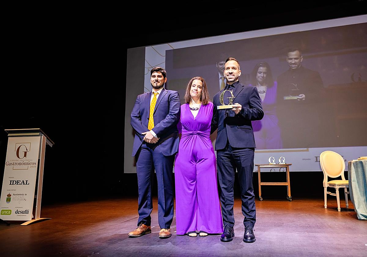 Alinea, representado por su chef, Estefanía Marchal, y su jefe de sala, Alberto Rosa
