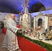 El deán de la Catedral bendijo el belén napolitano.