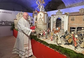 El deán de la Catedral bendijo el belén napolitano.