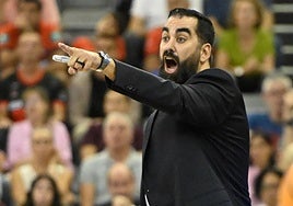 Ramón Díaz muestra tensión en un partido de la Liga Endesa.
