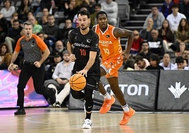 Lluís Costa inicia una contra en el partido contra el Valencia Basket.