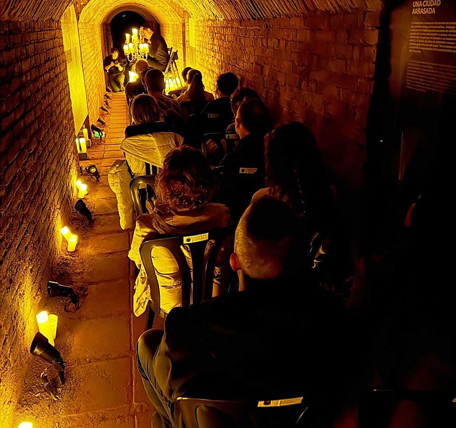 Los Enrique Muñoz, padre e hijo, tocando en el refugio antiaéreo de Castellón.