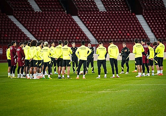 Rubi habla con la plantilla antes de empezar a entrenar.