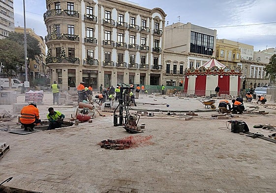 Operarios trabajan a contrarreloj para que todo esté listo en la tarde del viernes.