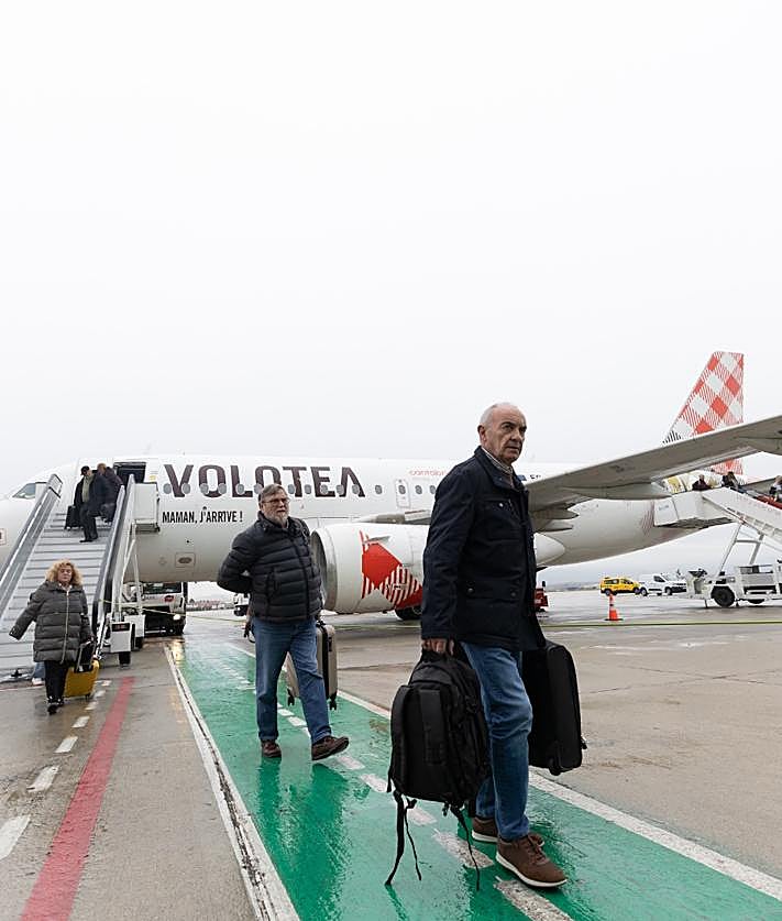 Imagen secundaria 2 - Recibimiento a los primeros pasajeros del vuelo Santander - Granada.