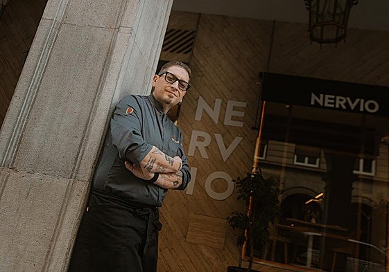 Periko Ortega en la fachada de Nervio.