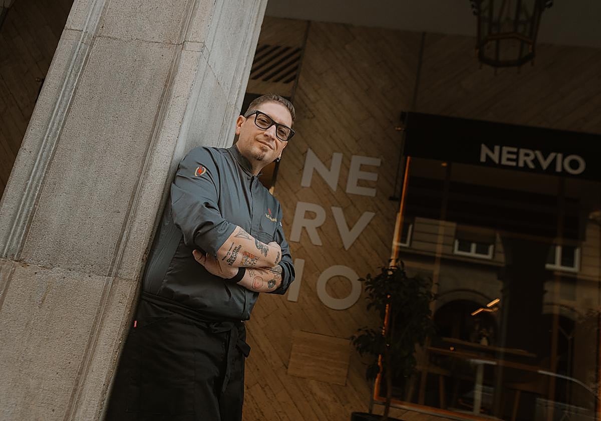 Periko Ortega en la fachada de Nervio.