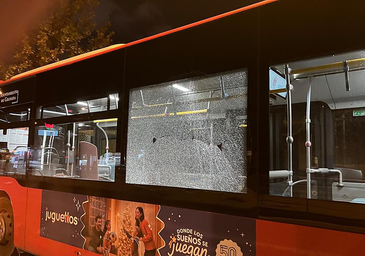 Imagen principal - Disparan y rompen las lunas de dos autobuses en la zona Norte
