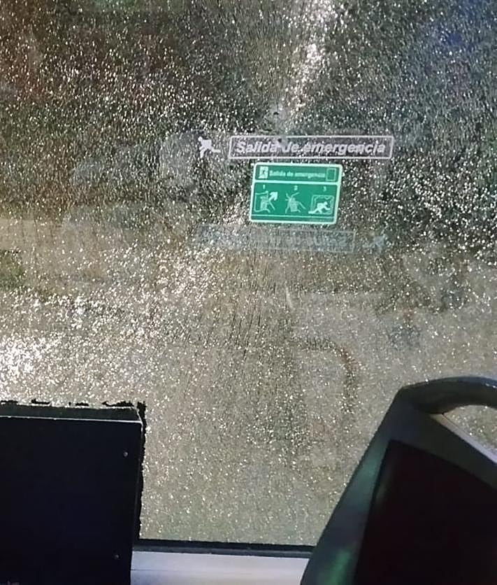 Imagen secundaria 2 - Disparan y rompen las lunas de dos autobuses en la zona Norte