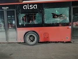 Estado en el que quedó uno de los autobuses tiroteados