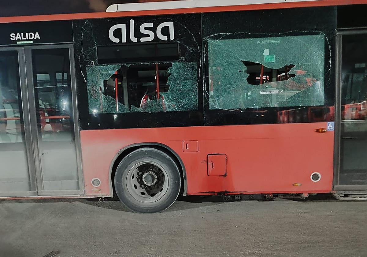 Estado en el que quedó uno de los autobuses tiroteados