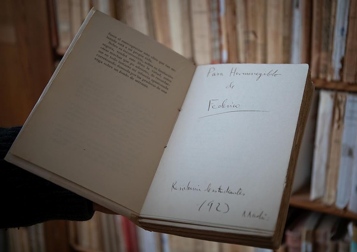 Imagen secundaria 1 - Arriba, foto donde se a Ismael González de la Serna haciendo el retrato que se exhibe en el estudio. Abajo, primera edición de 'Impresiones y paisajes' dedicada por Federico y grabado al aguafuerte, de Hermenegildo Lanz, junto a un busto del artista. 