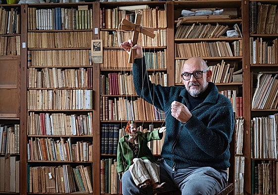 Enrique Lanz, nieto de Hermenegildo y director de la compañía de títeres Etcétera, manipula el célebre payaso Totolín diseñado por su abuelo.