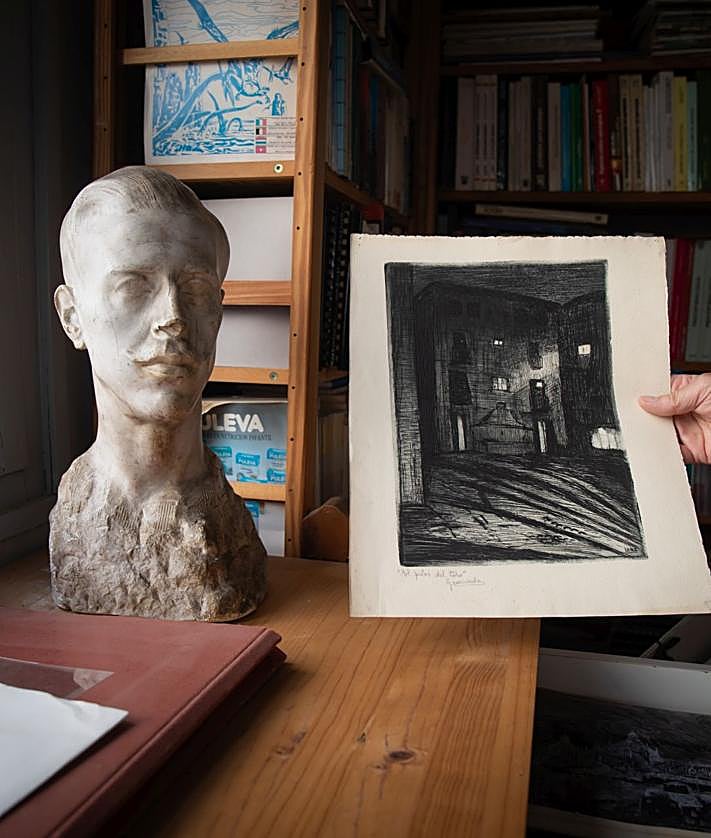 Imagen secundaria 2 - Arriba, foto donde se a Ismael González de la Serna haciendo el retrato que se exhibe en el estudio. Abajo, primera edición de 'Impresiones y paisajes' dedicada por Federico y grabado al aguafuerte, de Hermenegildo Lanz, junto a un busto del artista. 