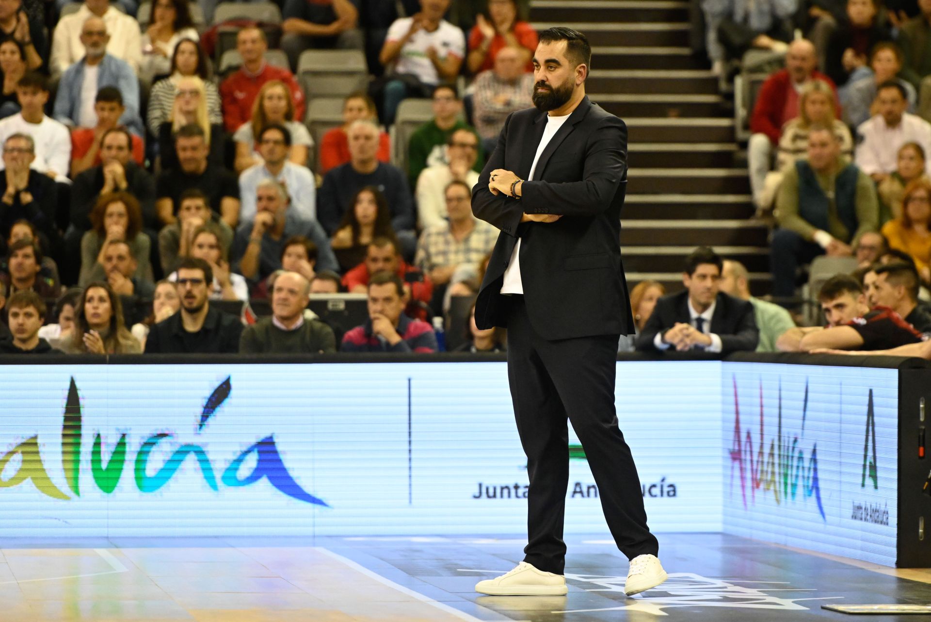 Ramón Díaz, atento al juego en el Palacio.