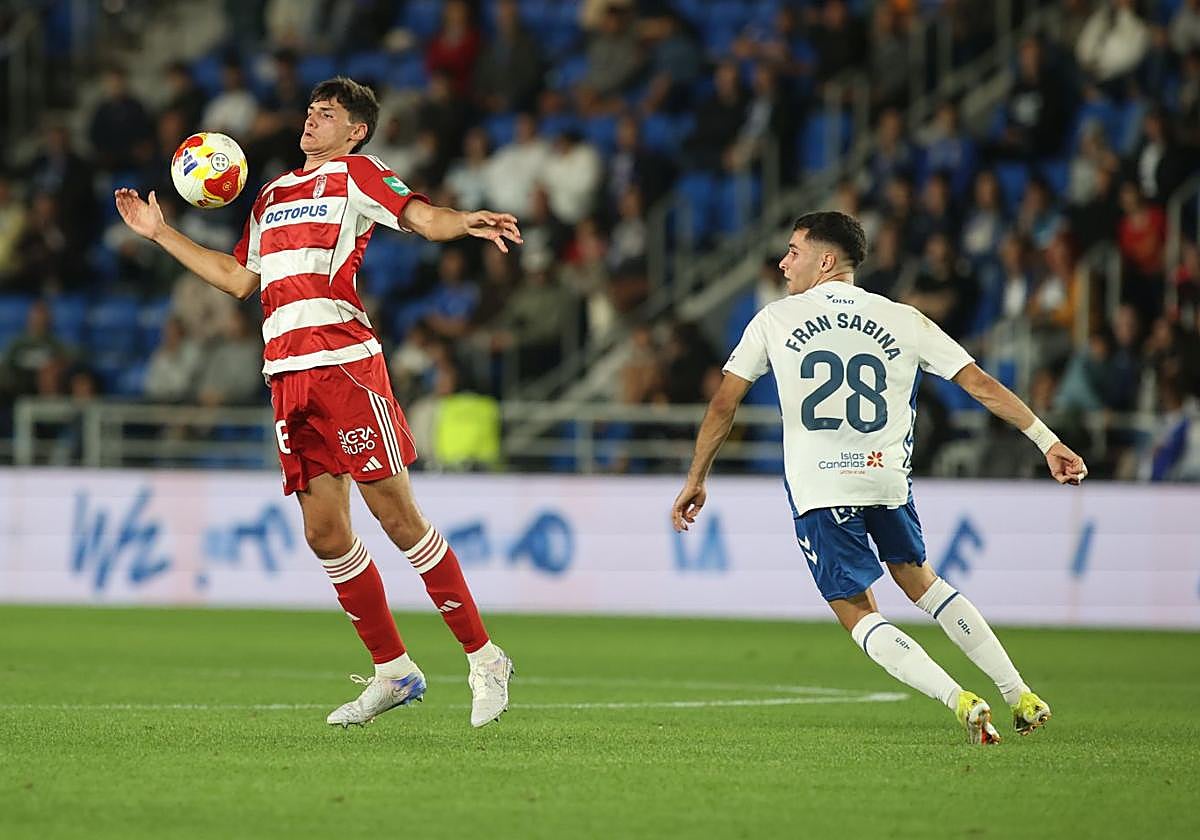 Juanjo Flores controla un balón con el pecho.