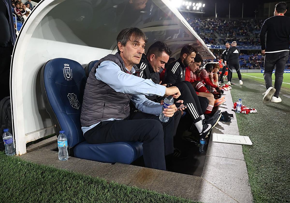 Pacheta abre una botella de agua en su banquillo antes de empezar el partido.