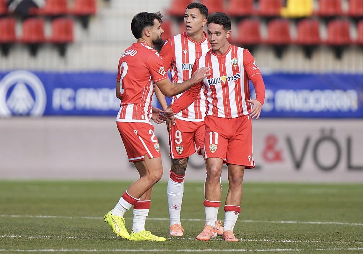 Sergio Arribas celebra su segundo gol con los 'articipantes' en la acción, Arnau y Thalys.