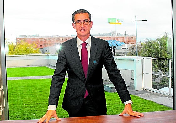 Fernando Planelles posa en su despacho en la sede central de Caja Rural de Jaén en el parque Geolit.