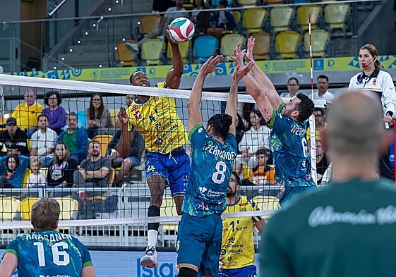 Spencer supera el bloqueo de Jorge Fernández y Bernardo Westermann.