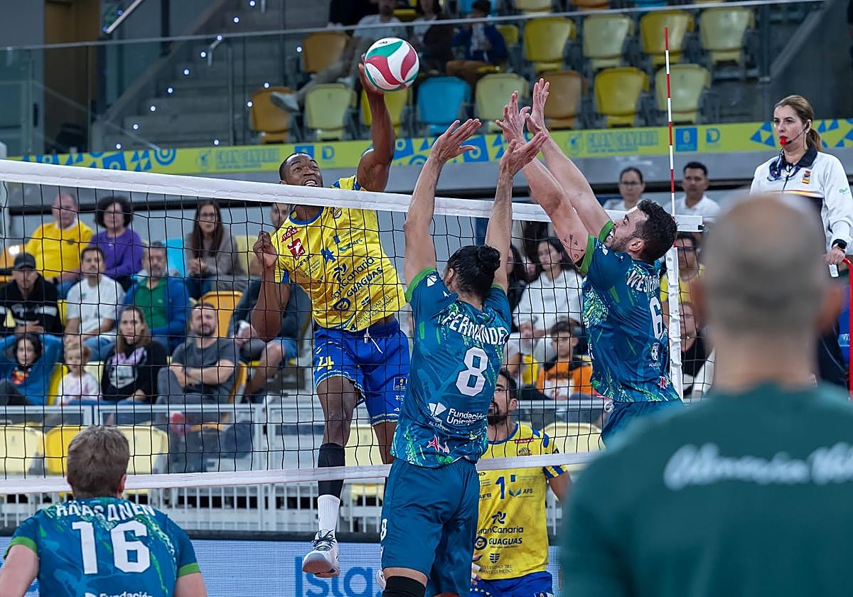 Spencer supera el bloqueo de Jorge Fernández y Bernardo Westermann.