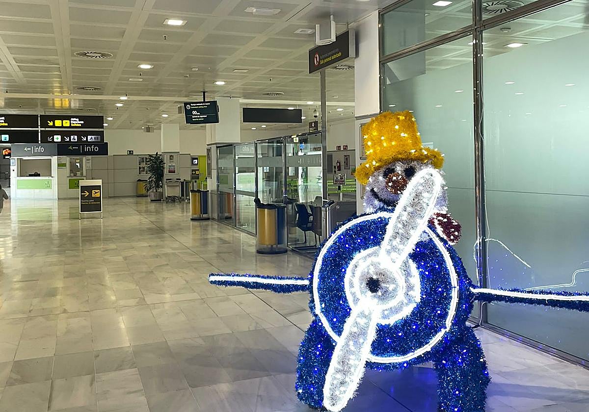 El Aeropuerto de Almería se engalana de luces navideñas.