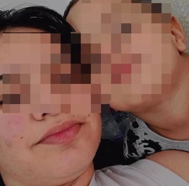 El pequeño Luca junto a su madre, en una imagen de sus redes sociales.